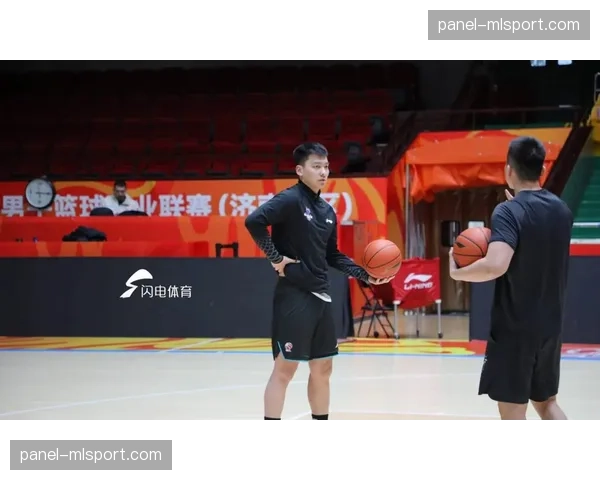 山东高速球员在暂停期间研究平板上的实时投篮热点图