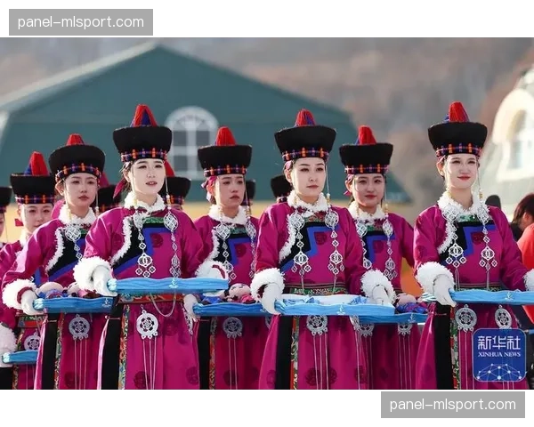 幕后故事：亚锦赛颁奖礼仪志愿者，每天托举奖牌盘训练四小时